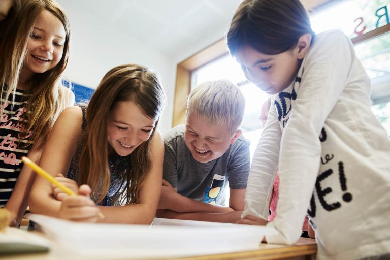 Eine Gruppe von Kindern malt auf einem Tisch