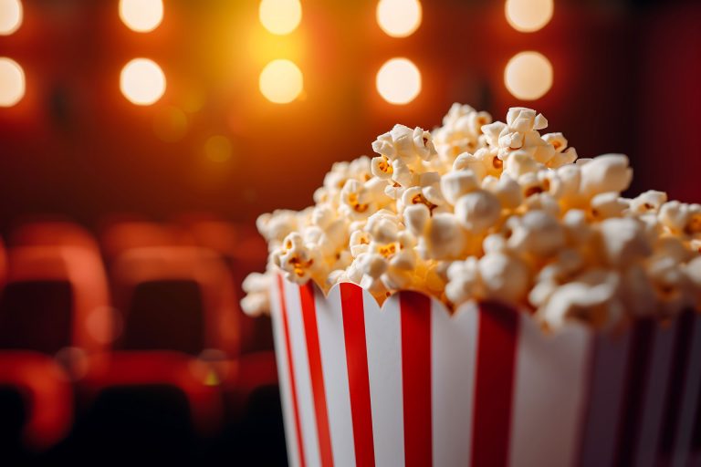 Eine Tüte lecker duftendes Popkorn im Kino