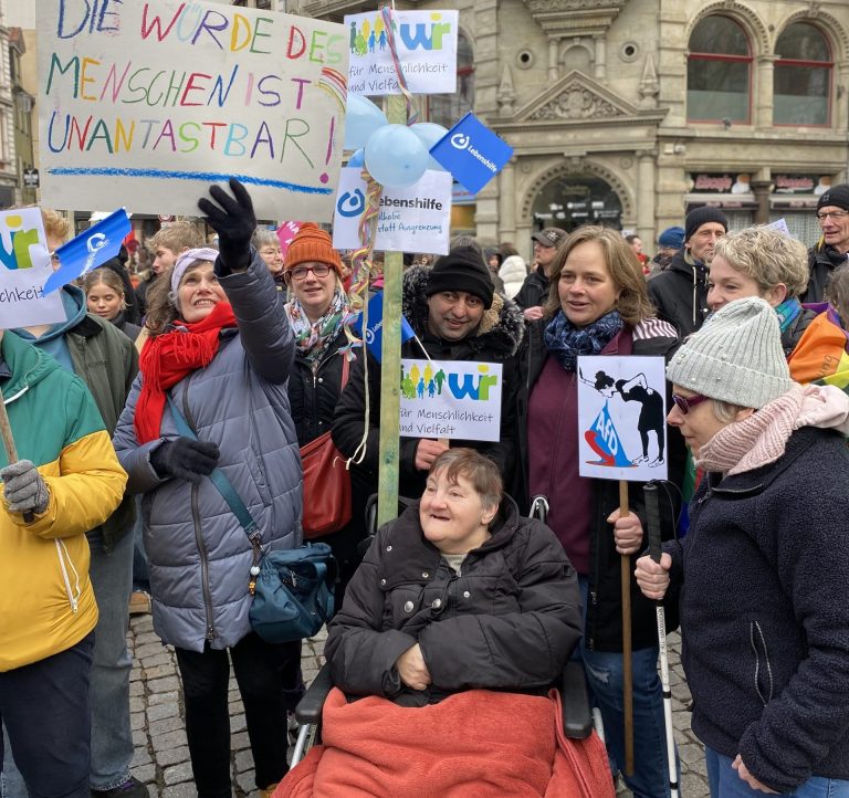 Personen bei einer Demo vor der Bundestagswahl 2025